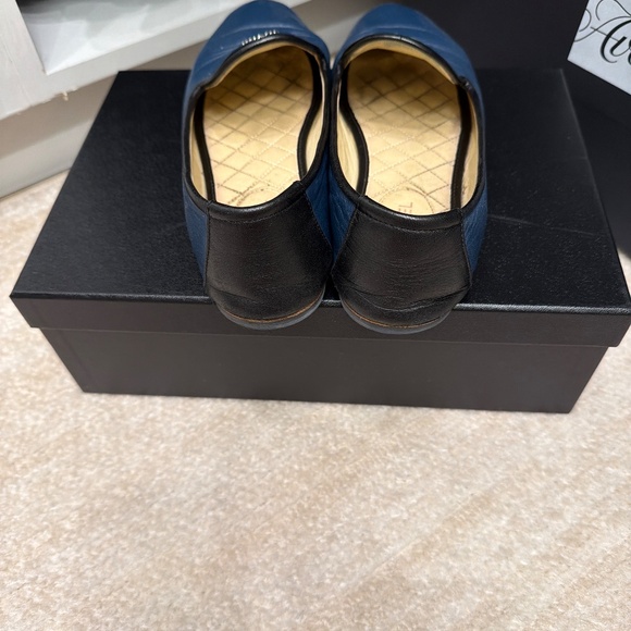 Chanel navy loafer - Picture 3 of 4